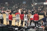 😤全体起立！杨瀚森昨日霸气隔扣引混音替补席疯狂！队友抱头！